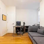 Private Room - 23 Minutes To Times Square