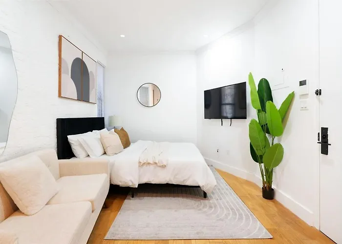 403-2E Newly Renovated Studio Ues