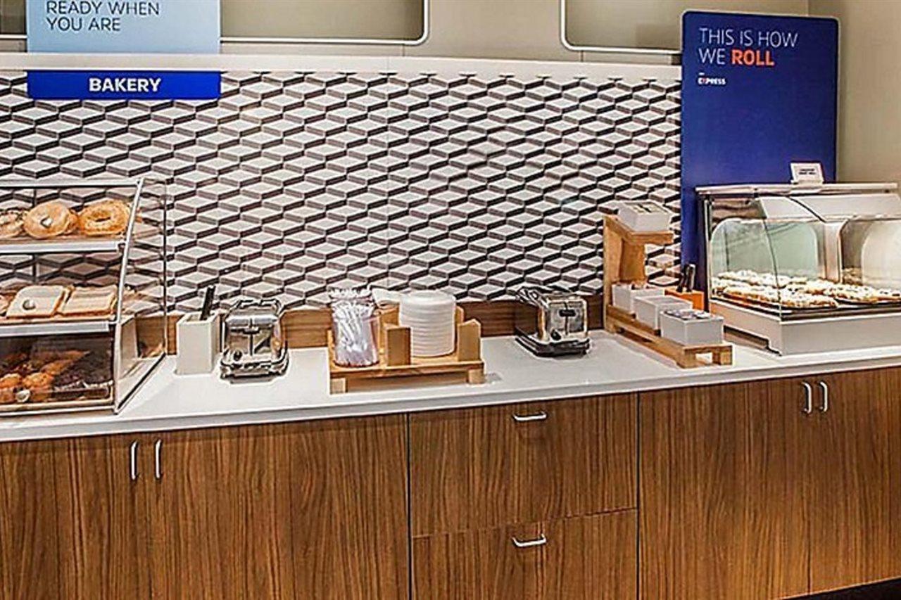 Holiday Express City Chelsea By Ihg Hotel 3*