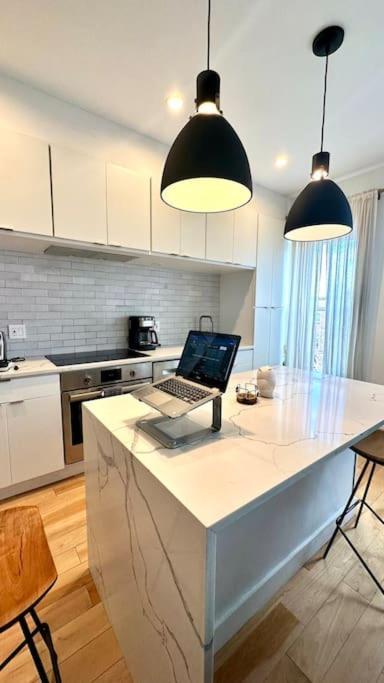 Apartment Airy, Modern Penthouse In A Brooklyn Brownstone *