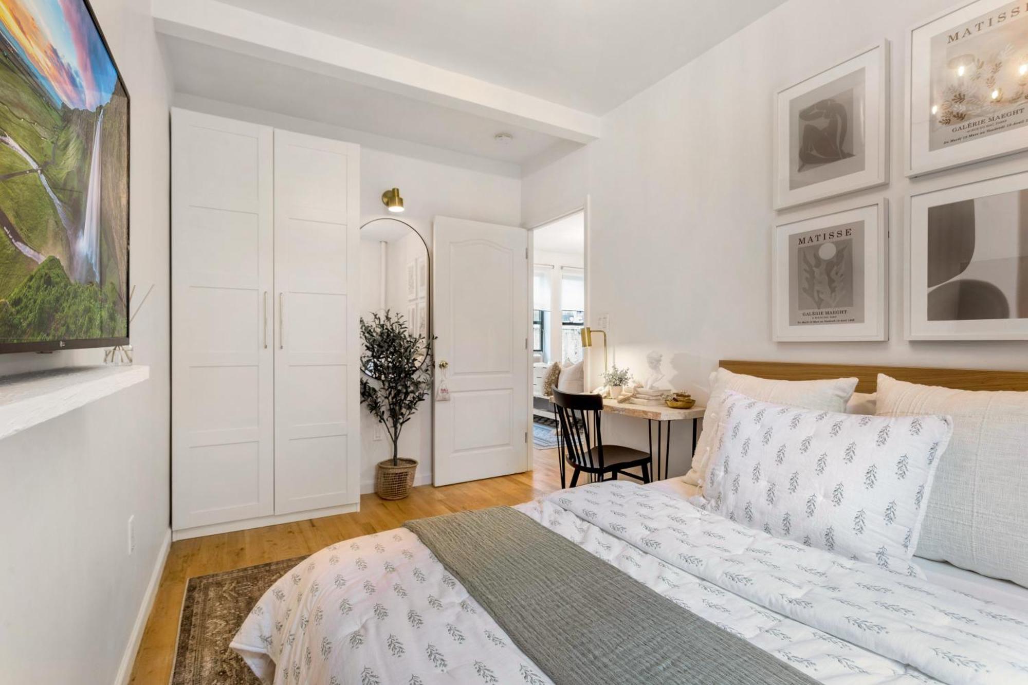 Bright Designer In Historic Harlem, 20 Minutes From Times Square! Apartment New York