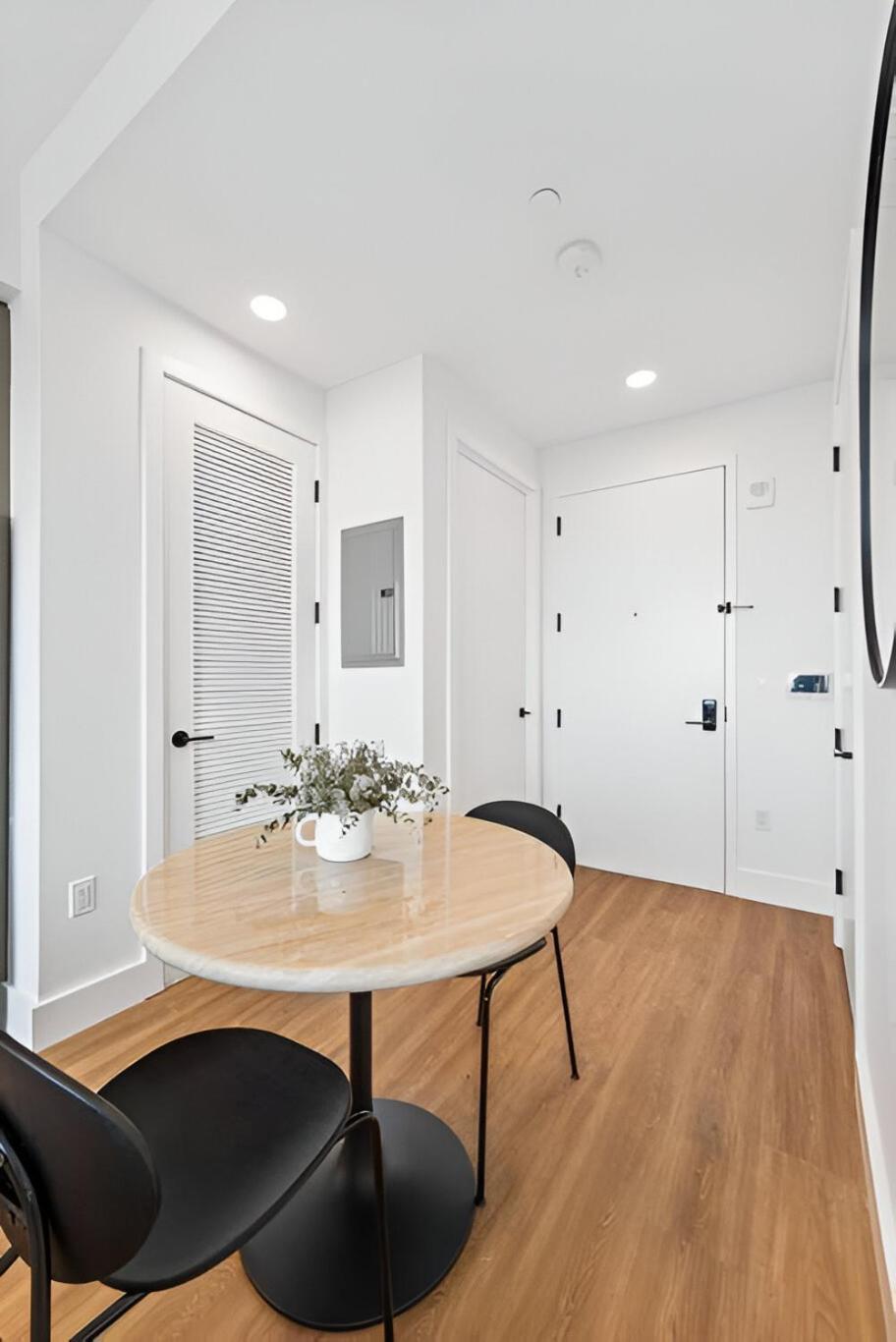 Posh With Luxe Amenities In Prime Location! *