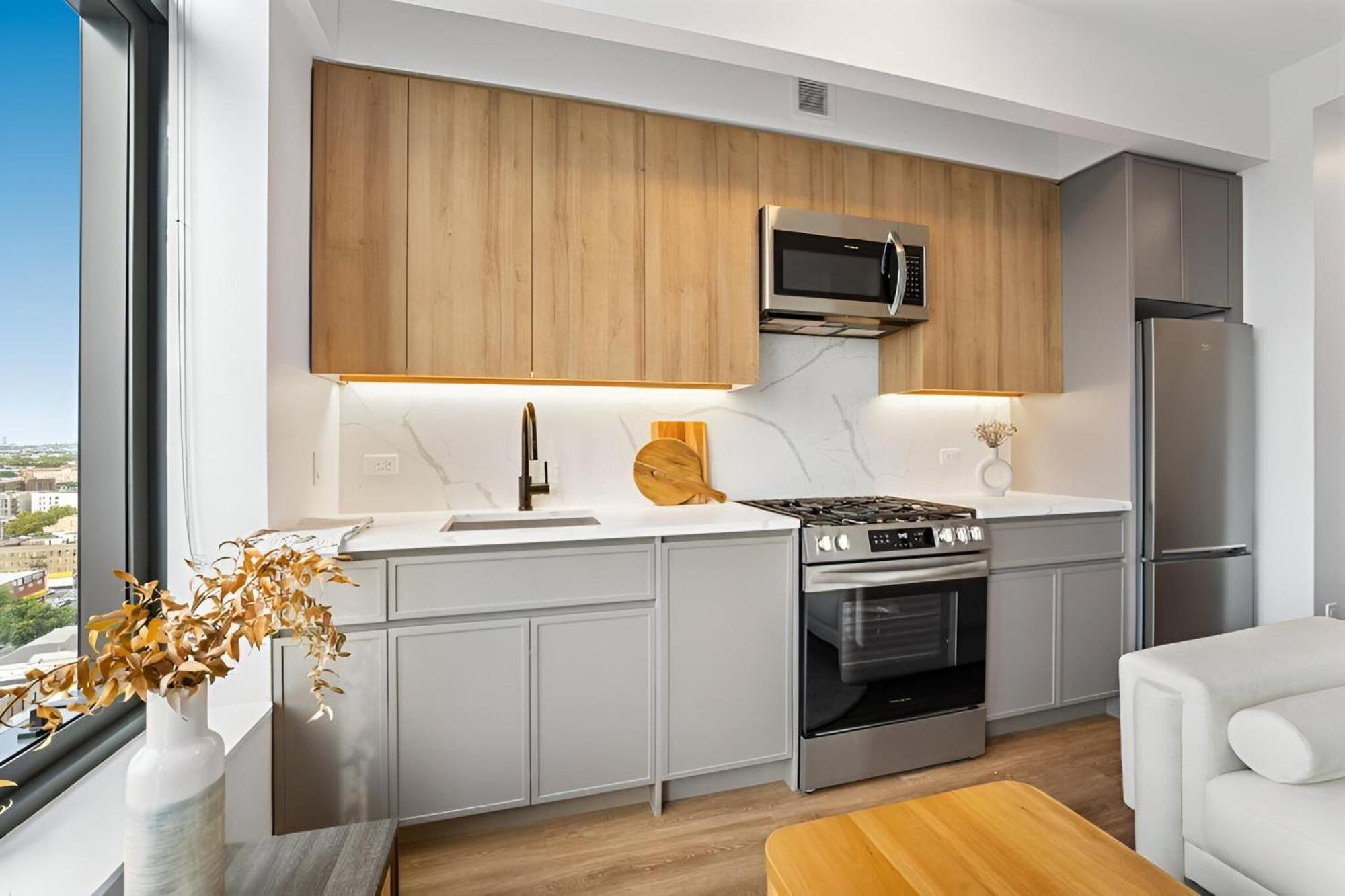 Apartment Posh With Luxe Amenities In Prime Location! *