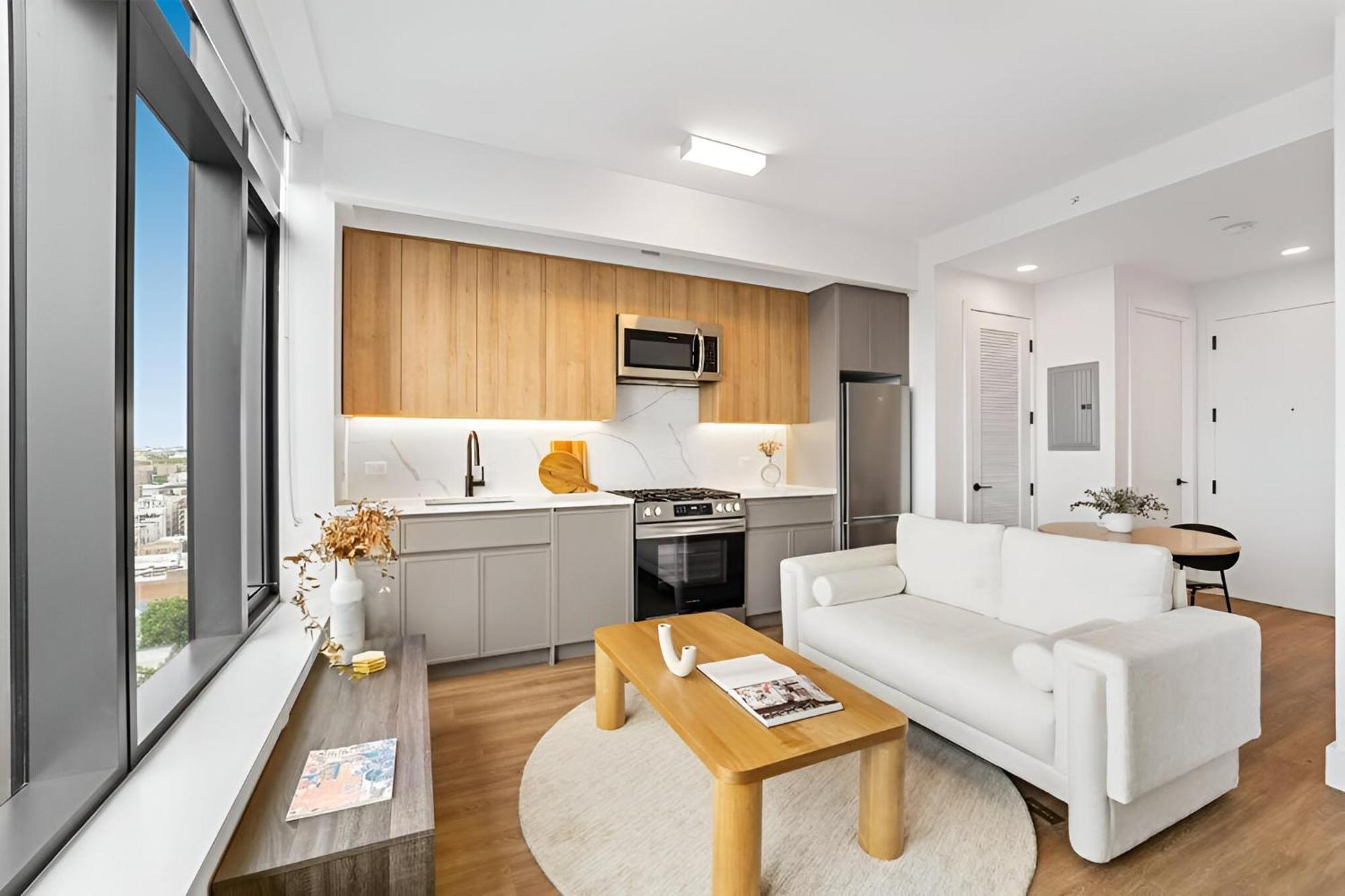 Apartment Posh With Luxe Amenities In Prime Location! *