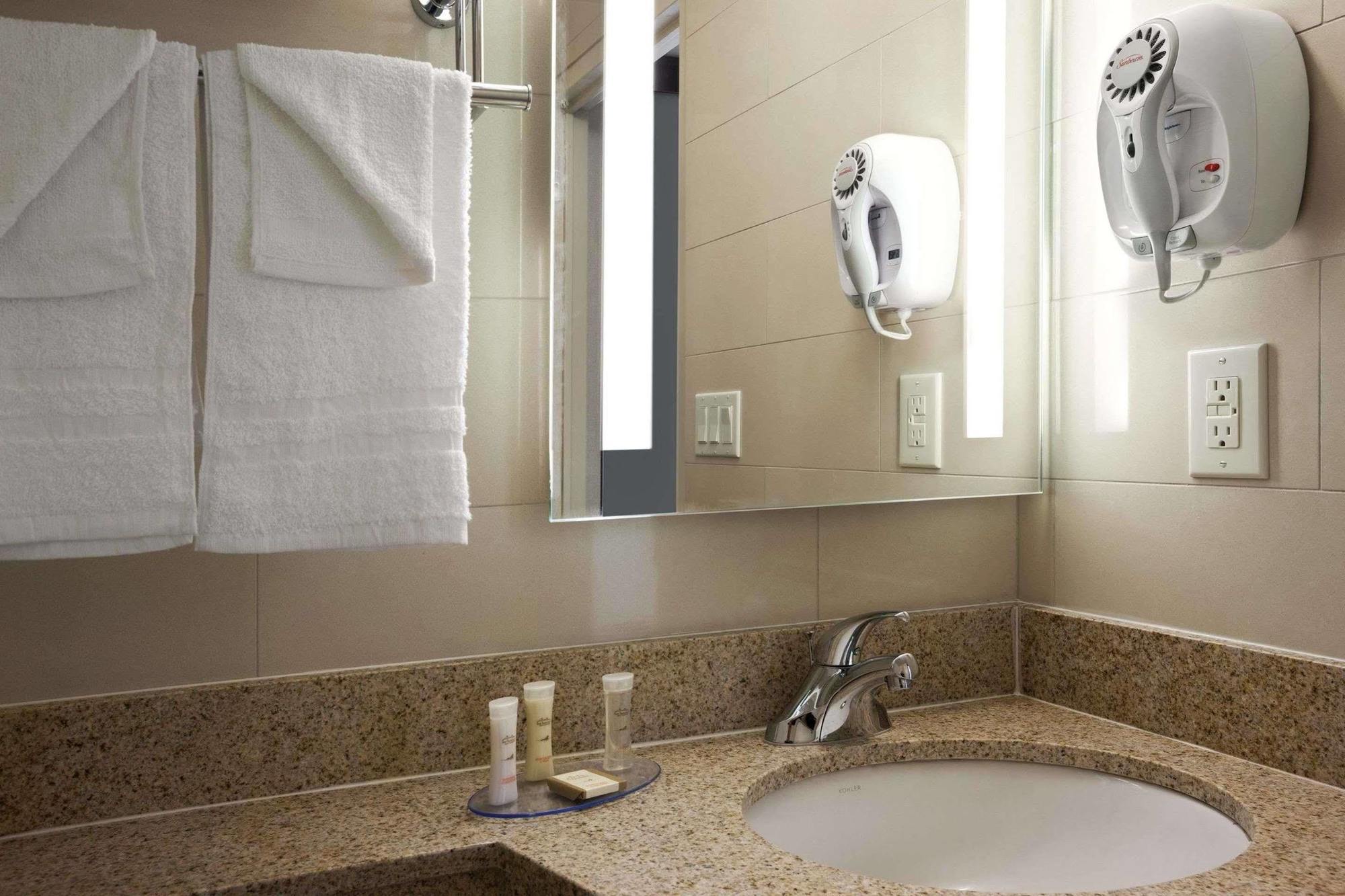 Hotel Howard Johnson By Wyndham Jamaica Ny Near Airtrain Jfk