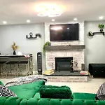 3 Bedroom Cozy Retreat With Large Backyard