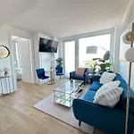Modern One Bedroom - Large Private Terrace - Luxury Building - Williamsburg