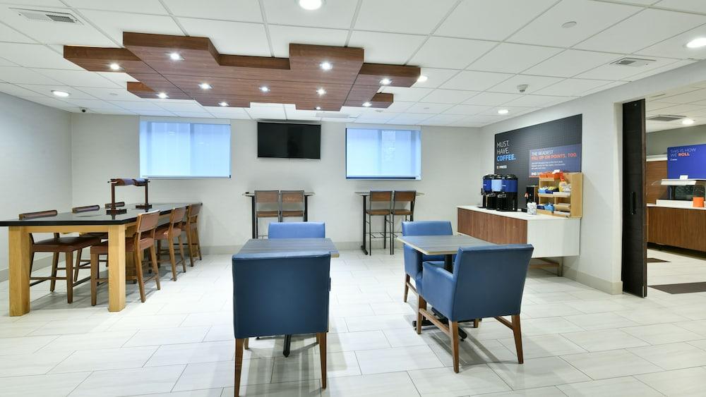 Holiday Express Staten Island West, An Ihg