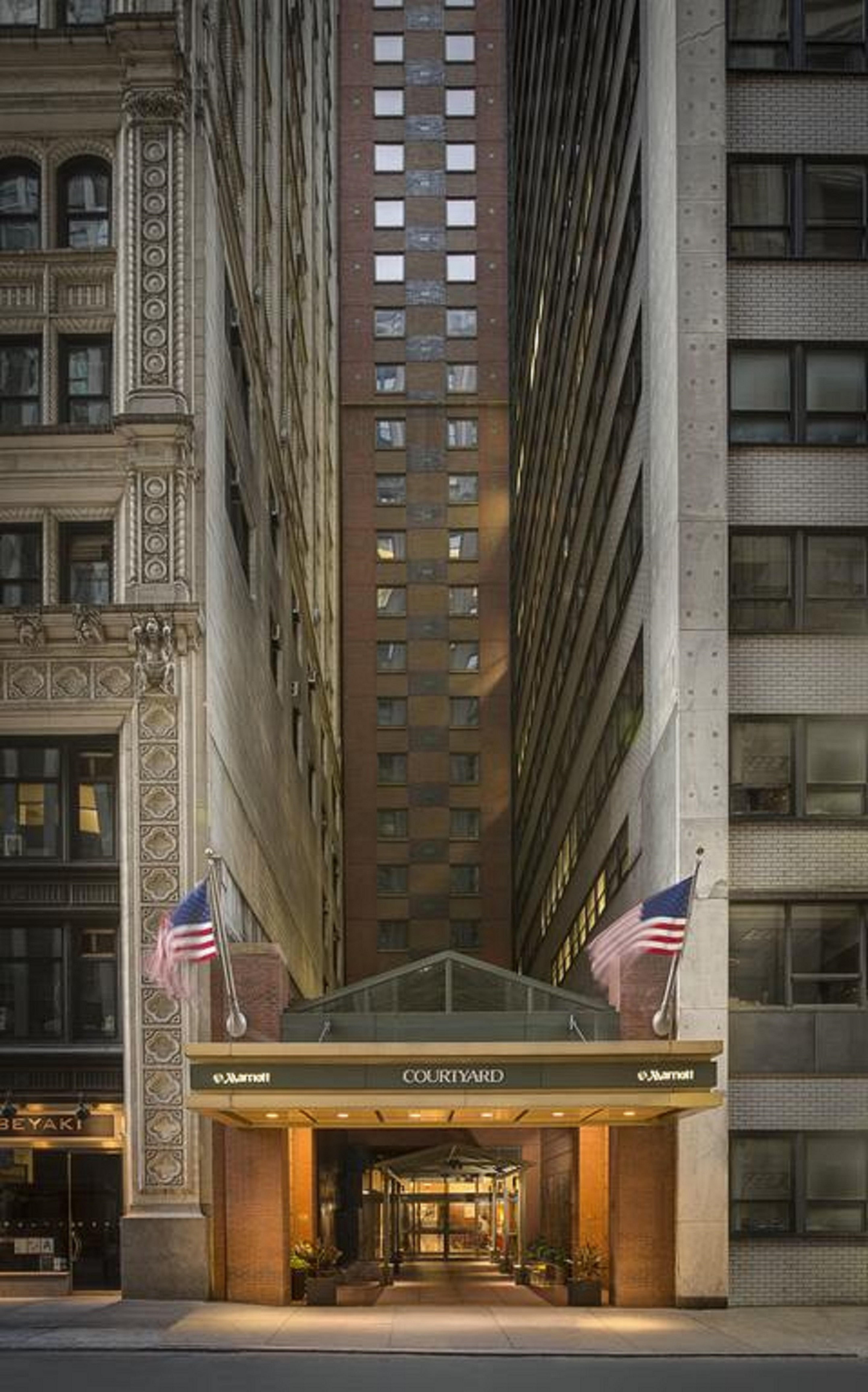 Courtyard Manhattan/times Square 3*