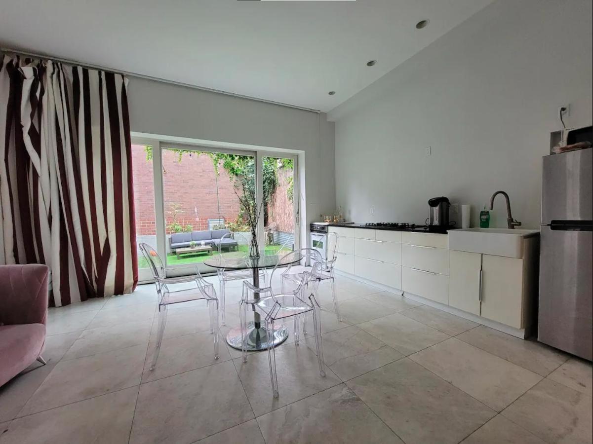 Guest house Luxurious With Backyard And Jacuzzi *