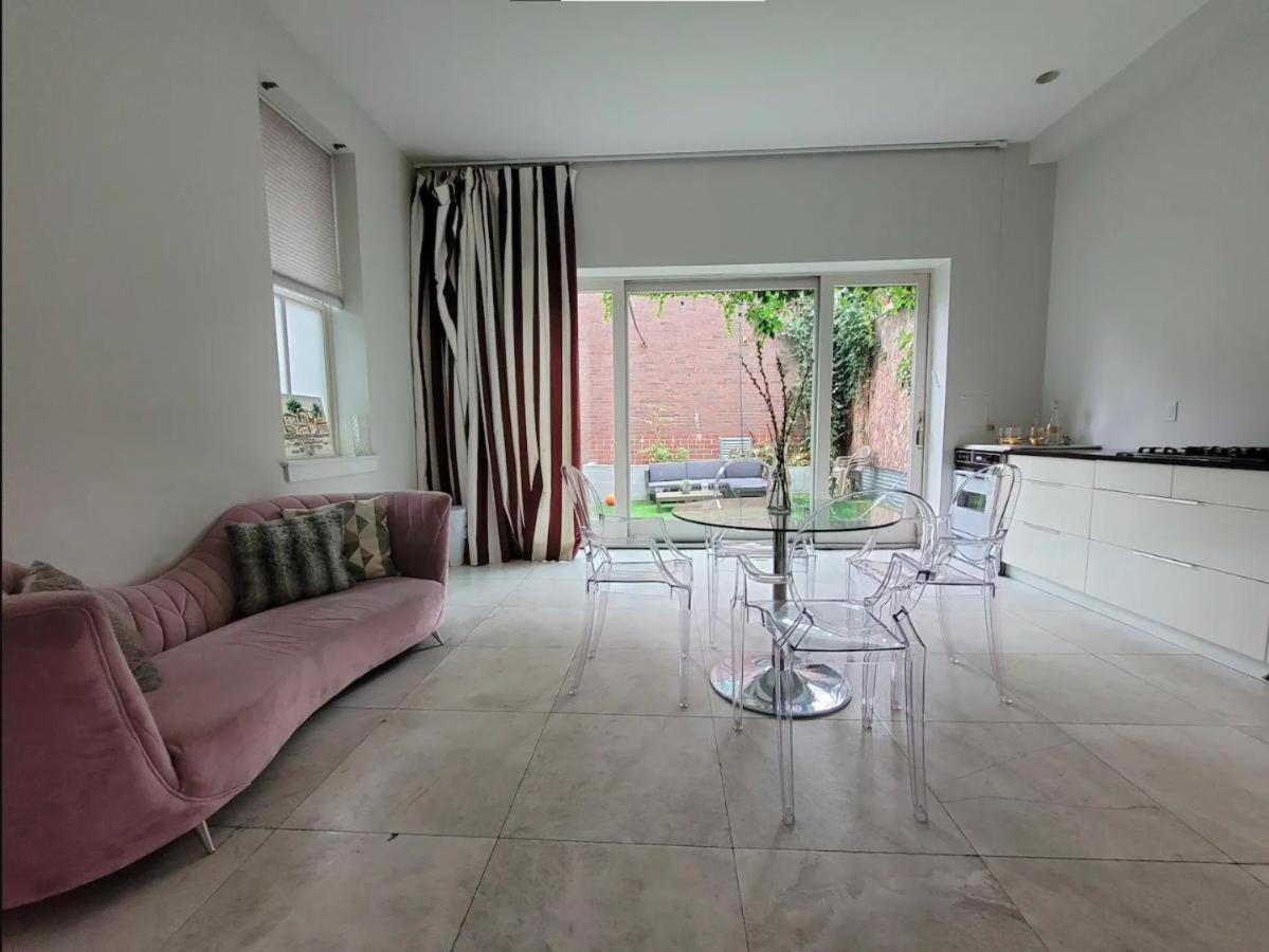 Luxurious With Backyard And Jacuzzi Guest house