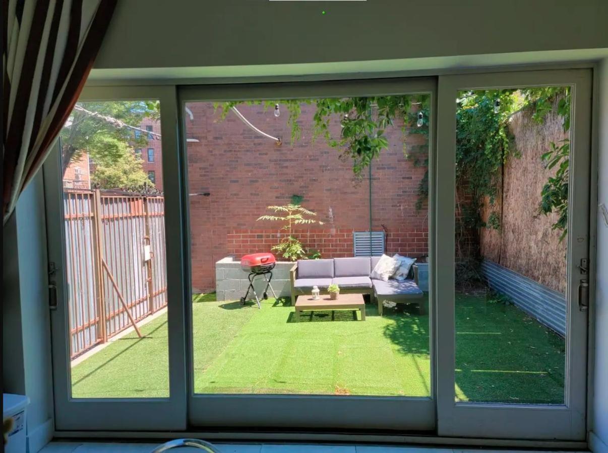 Guest house Luxurious With Backyard And Jacuzzi