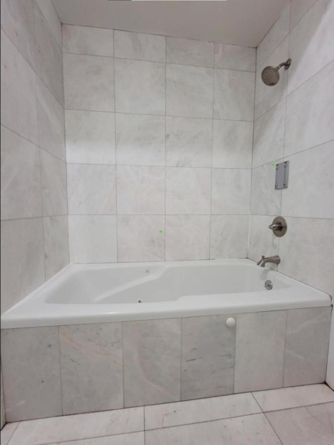 Luxurious With Backyard And Jacuzzi Guest house New York