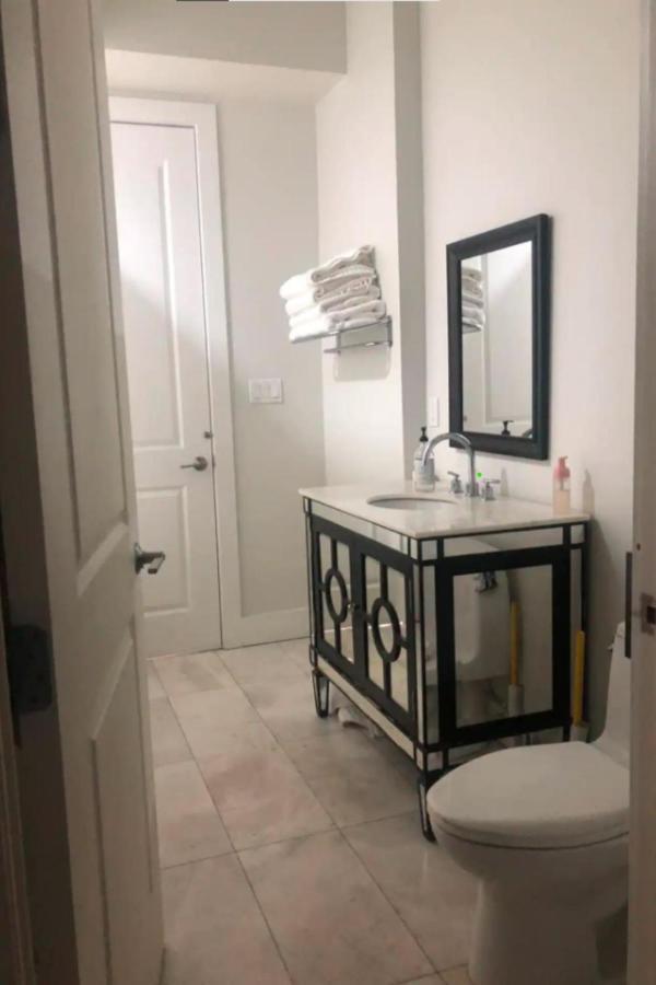 Luxurious With Backyard And Jacuzzi Guest house New York