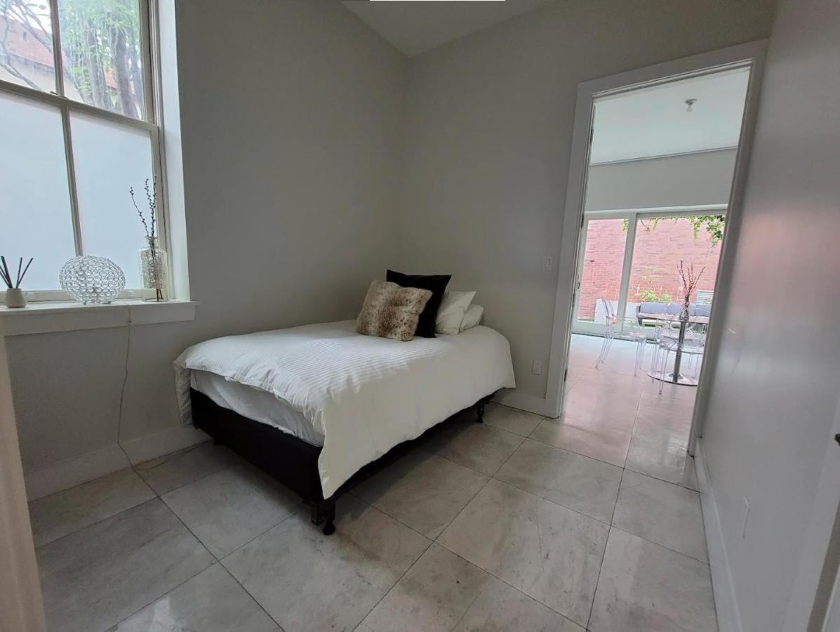 Luxurious With Backyard And Jacuzzi Guest house