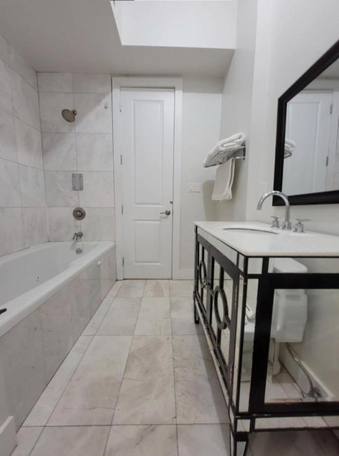 Luxurious With Backyard And Jacuzzi *
