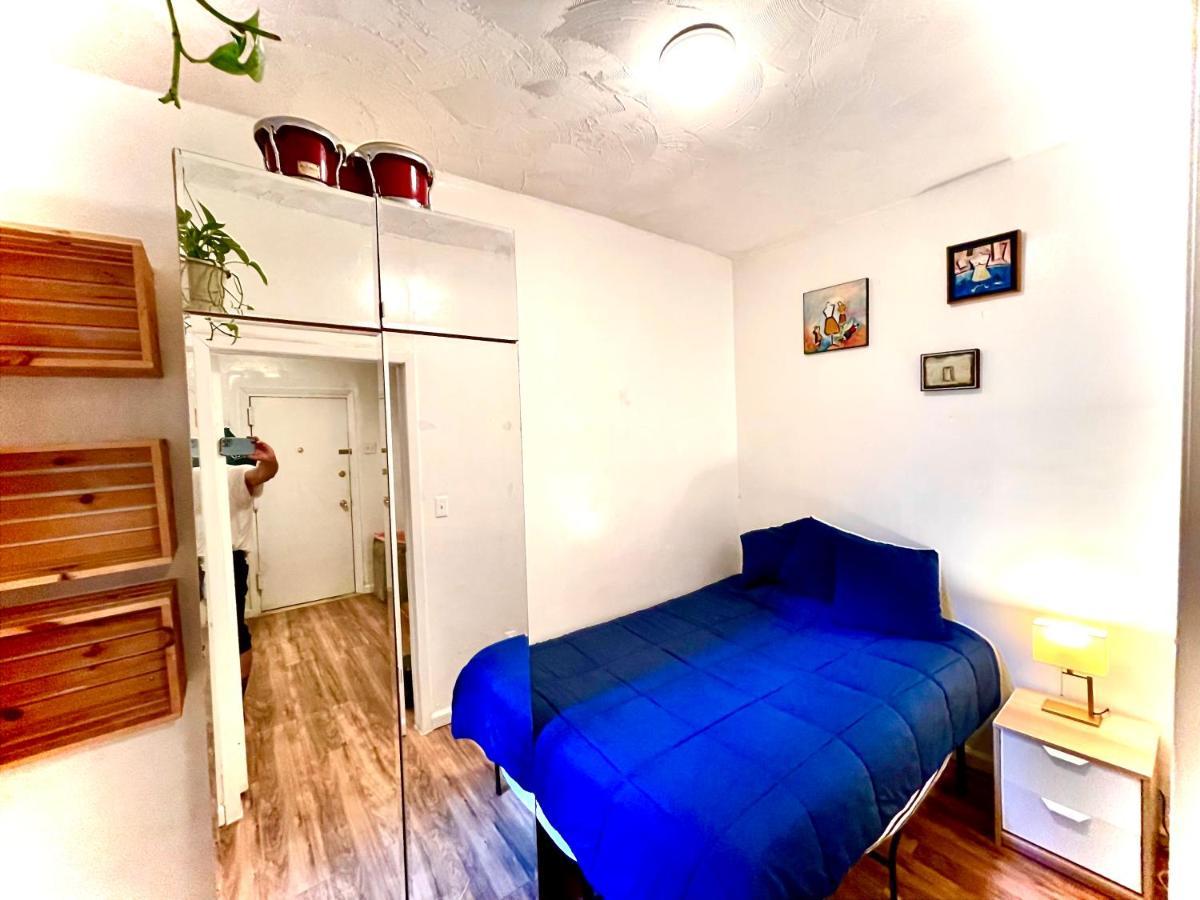Bedroom 10 Mins To Times Square! And Is First Floor Homestay
