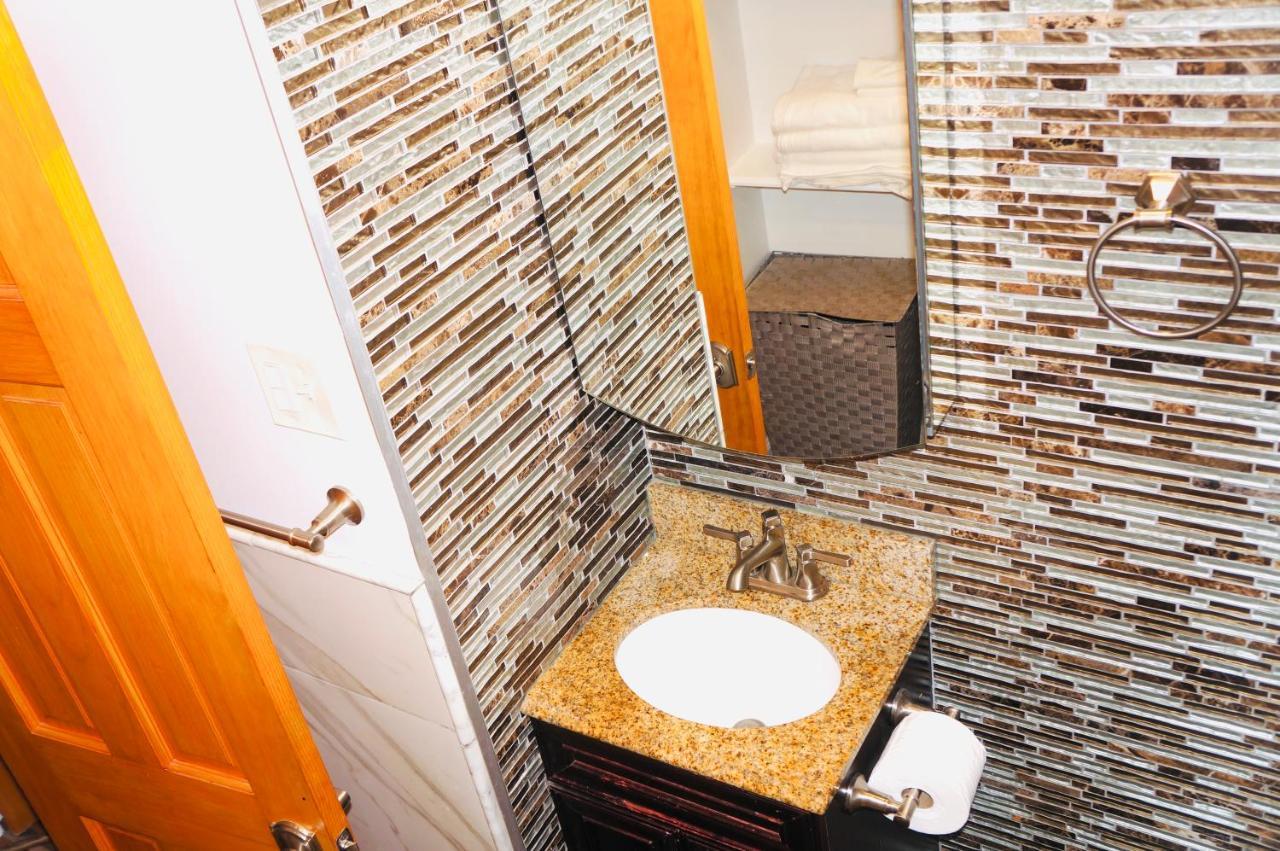 Modern Brownstone 2bdrm Duplex With Backyard Terrace