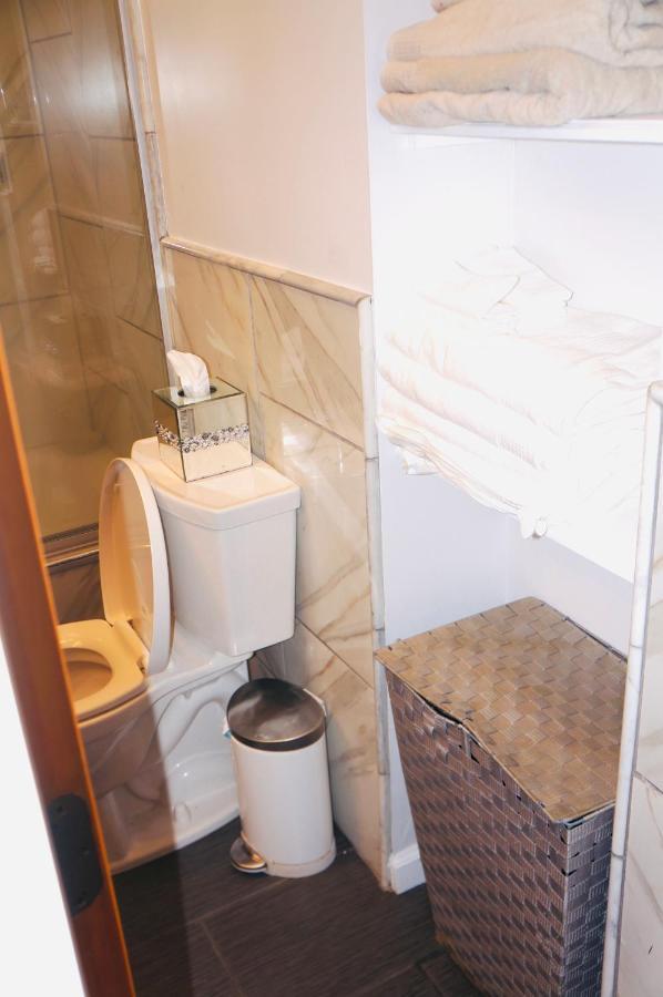Homestay Modern Brownstone 2bdrm Duplex With Backyard Terrace *