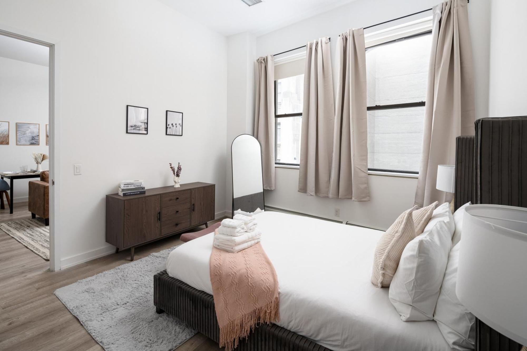 Chic 1bd With Rooftop W/d In Unit Downtown Apartment