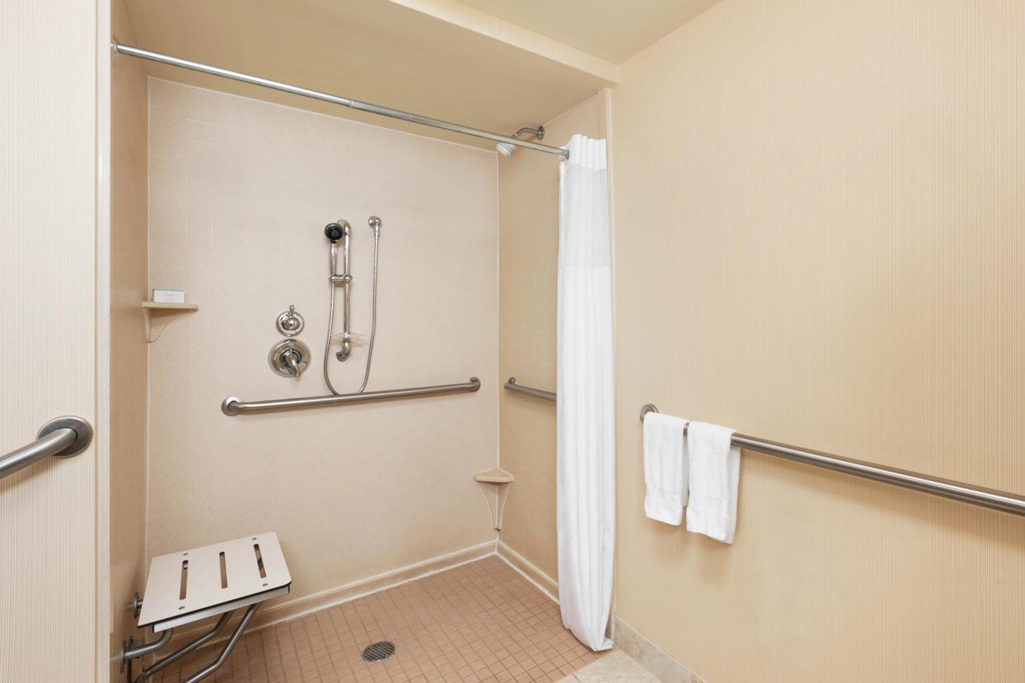 Hotel Hampton - Laguardia Airport 3*