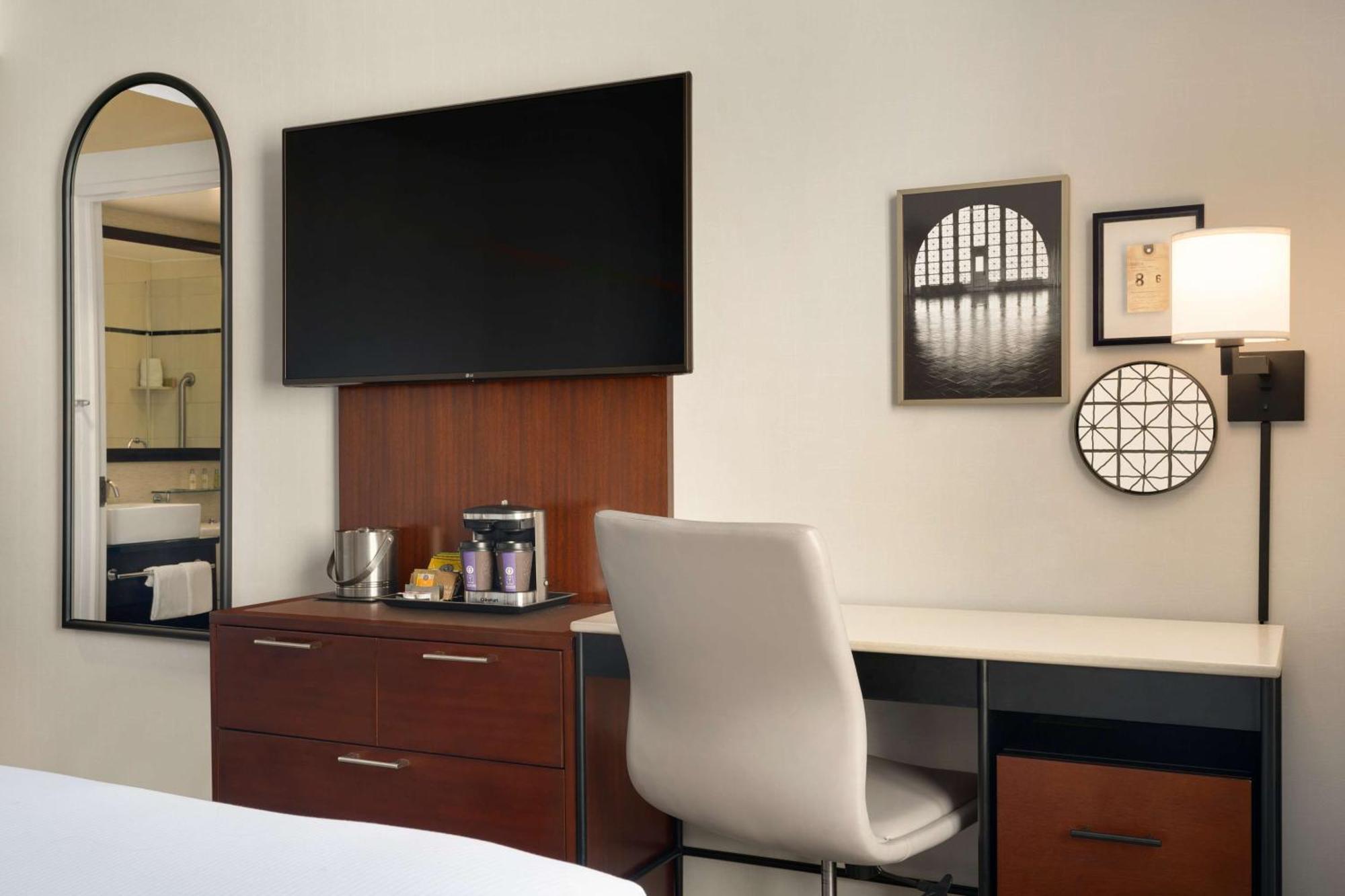 Doubletree By Hilton Downtown 4*