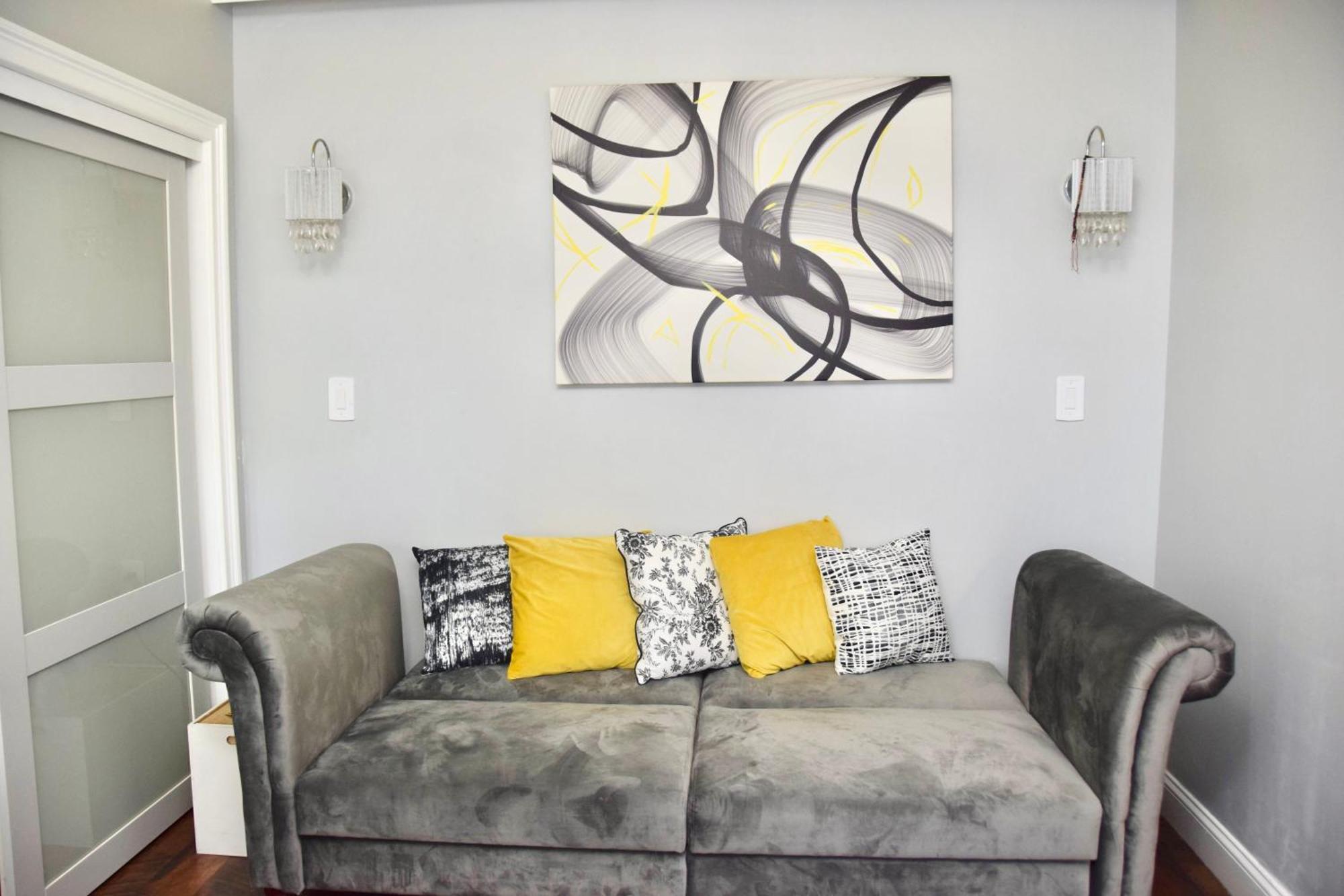 Apartment 3 Bedroom Cozy Retreat With Large Backyard *