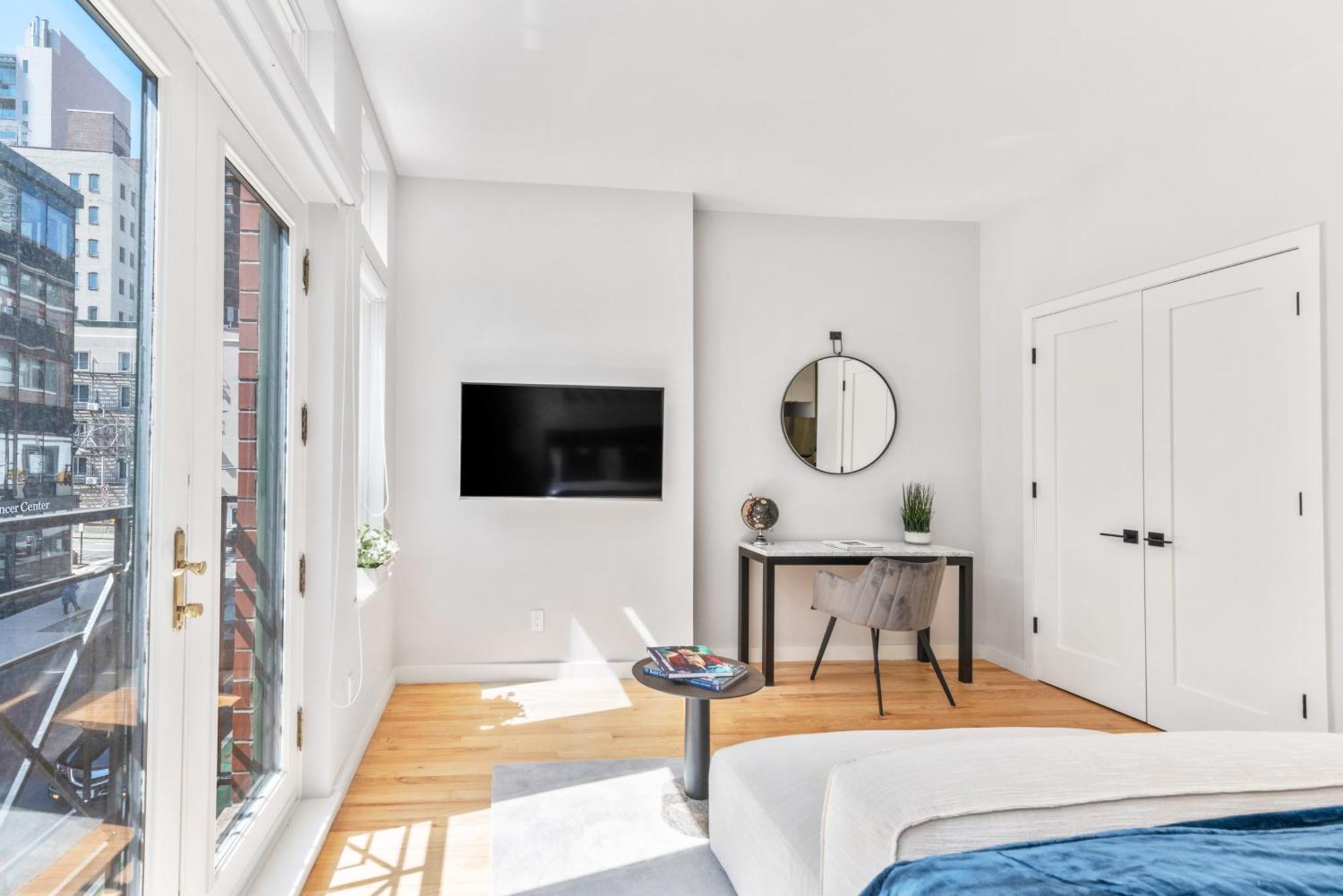 W Charming Juliet Balcony In Upper East *