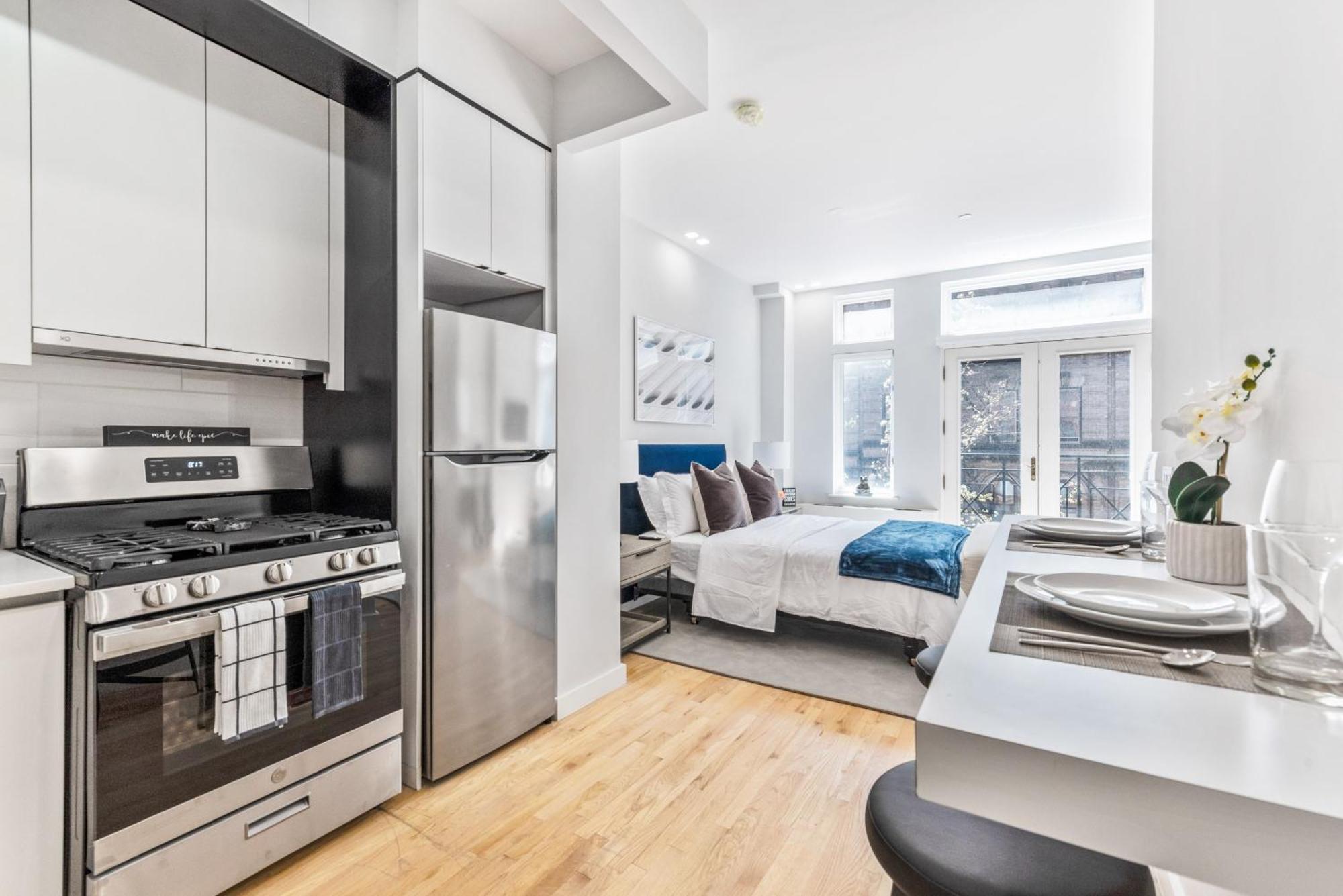 W Charming Juliet Balcony In Upper East Apartment