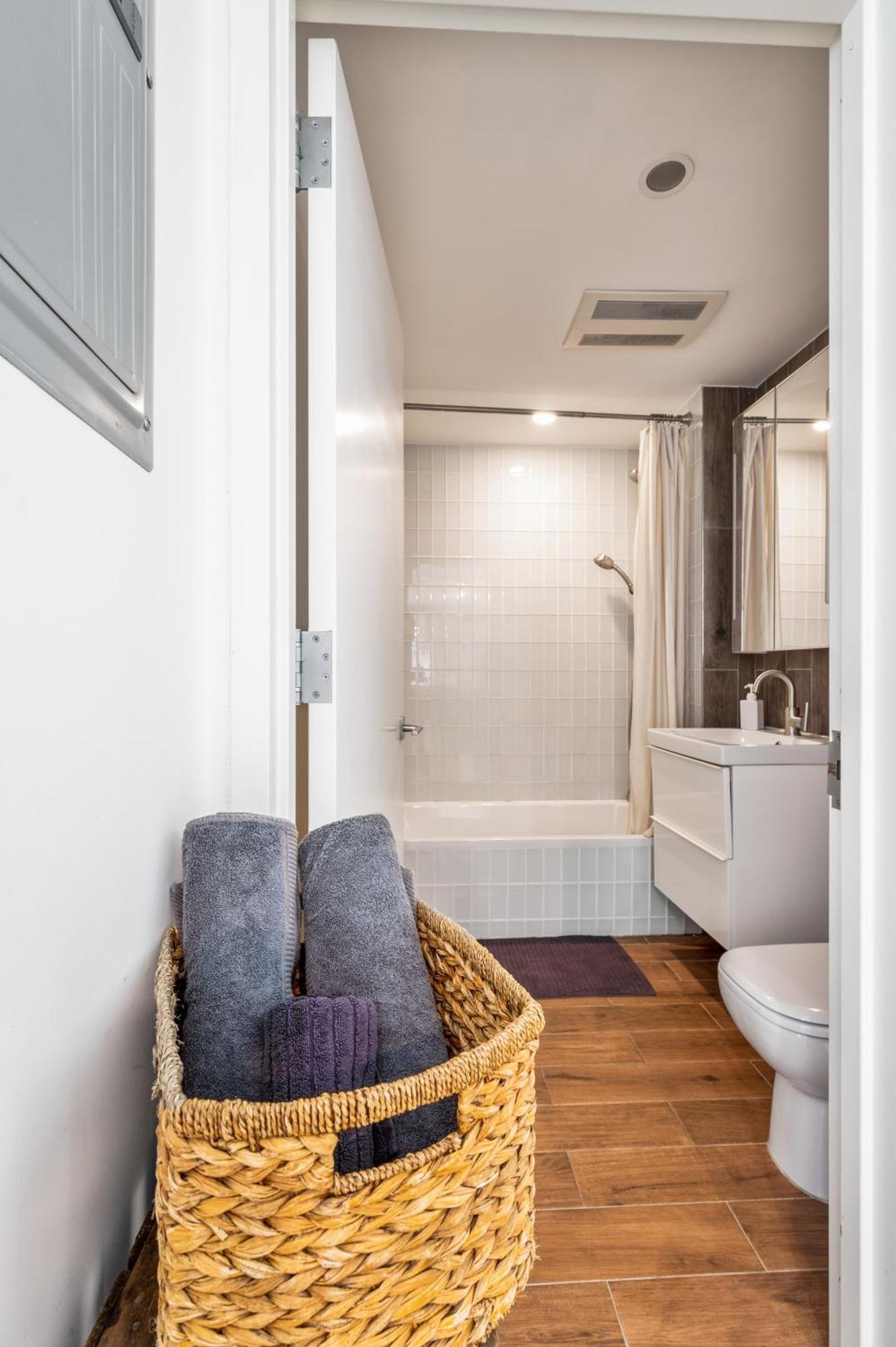 Prime Williamsburg Luxury One Bedroom With Balcony Apartment *