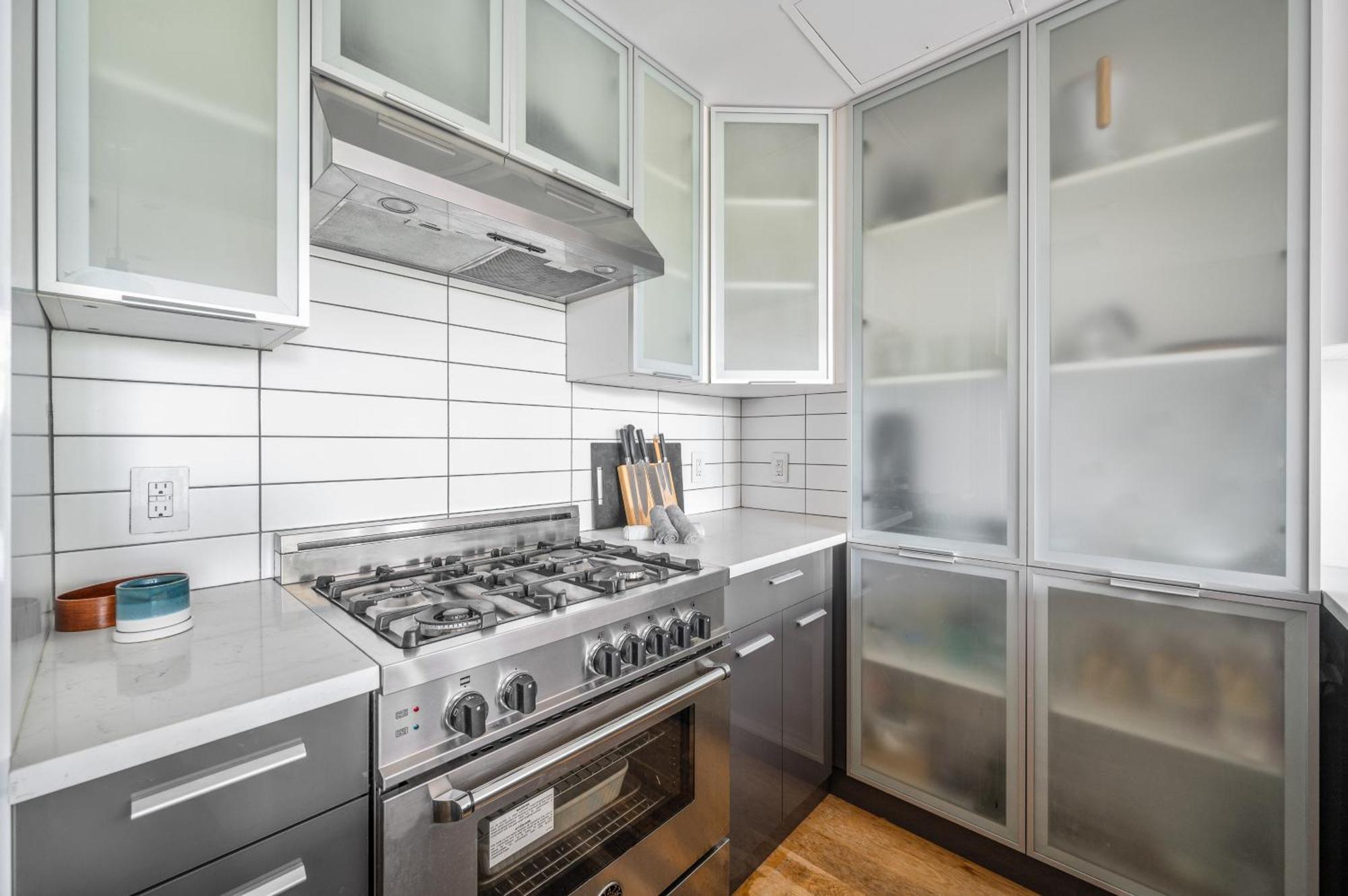Prime Williamsburg Luxury One Bedroom With Balcony *