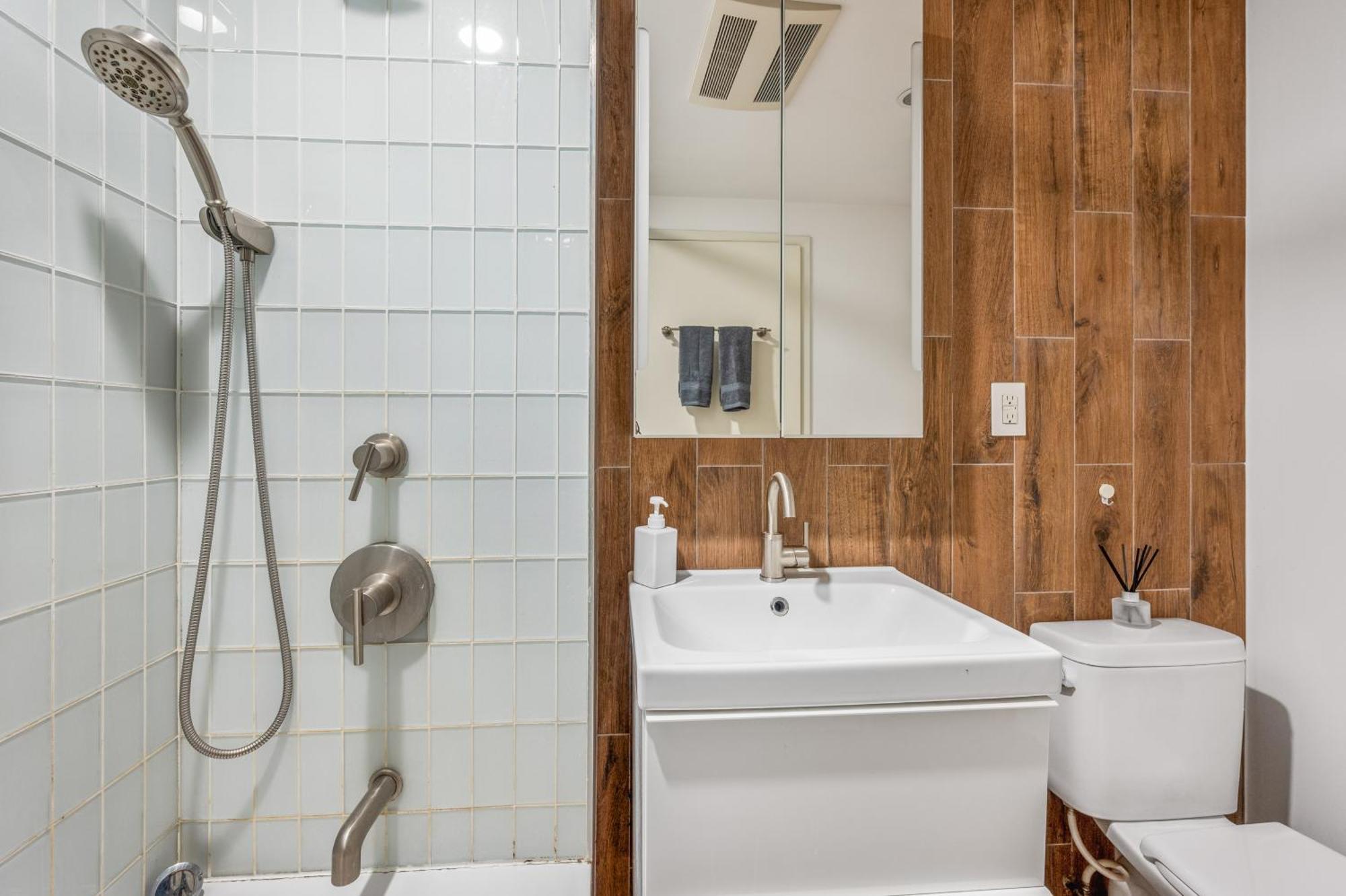 Prime Williamsburg Luxury One Bedroom With Balcony *