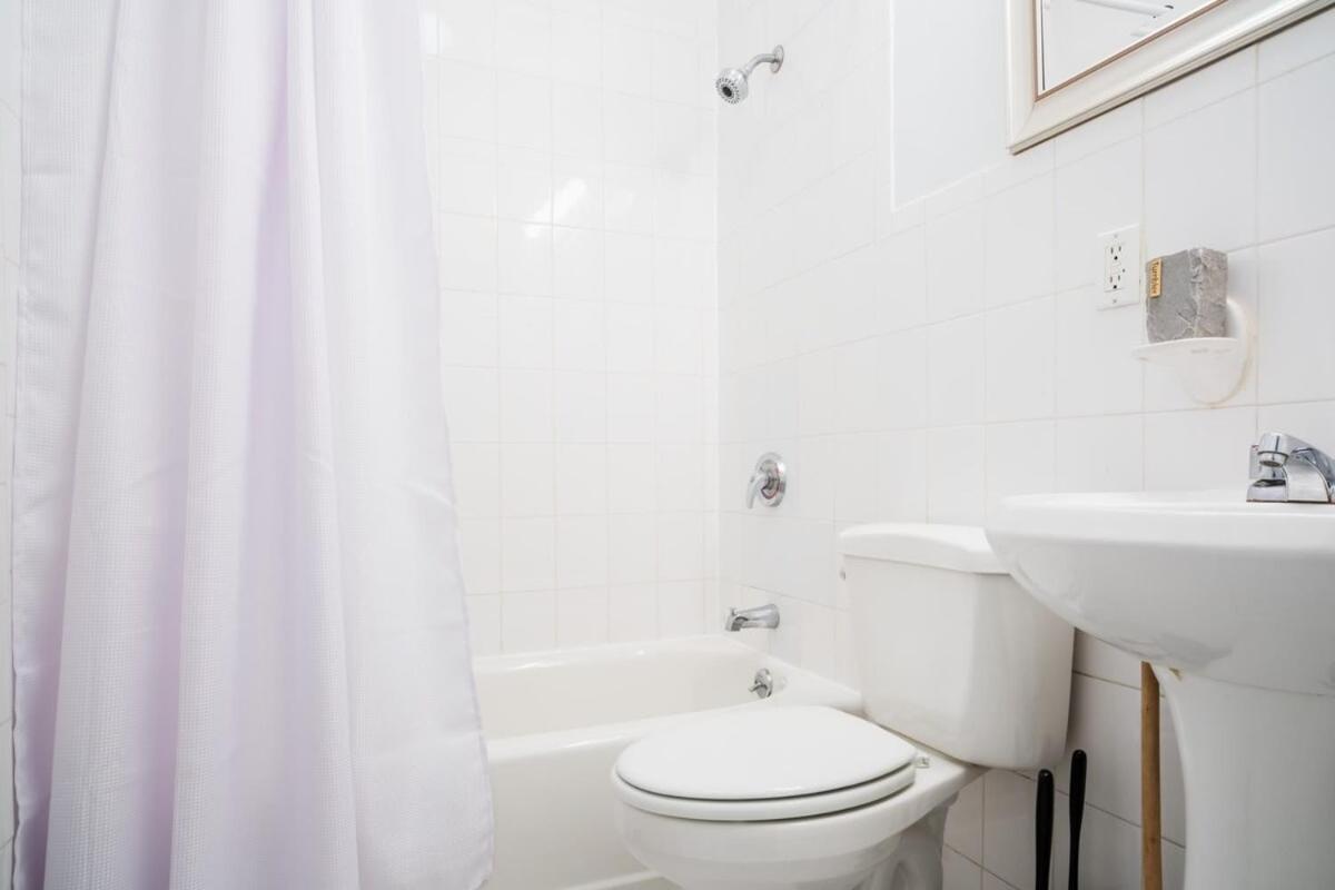 1435-4 I 3 Bedrooms 2 Bath Prime Upper East