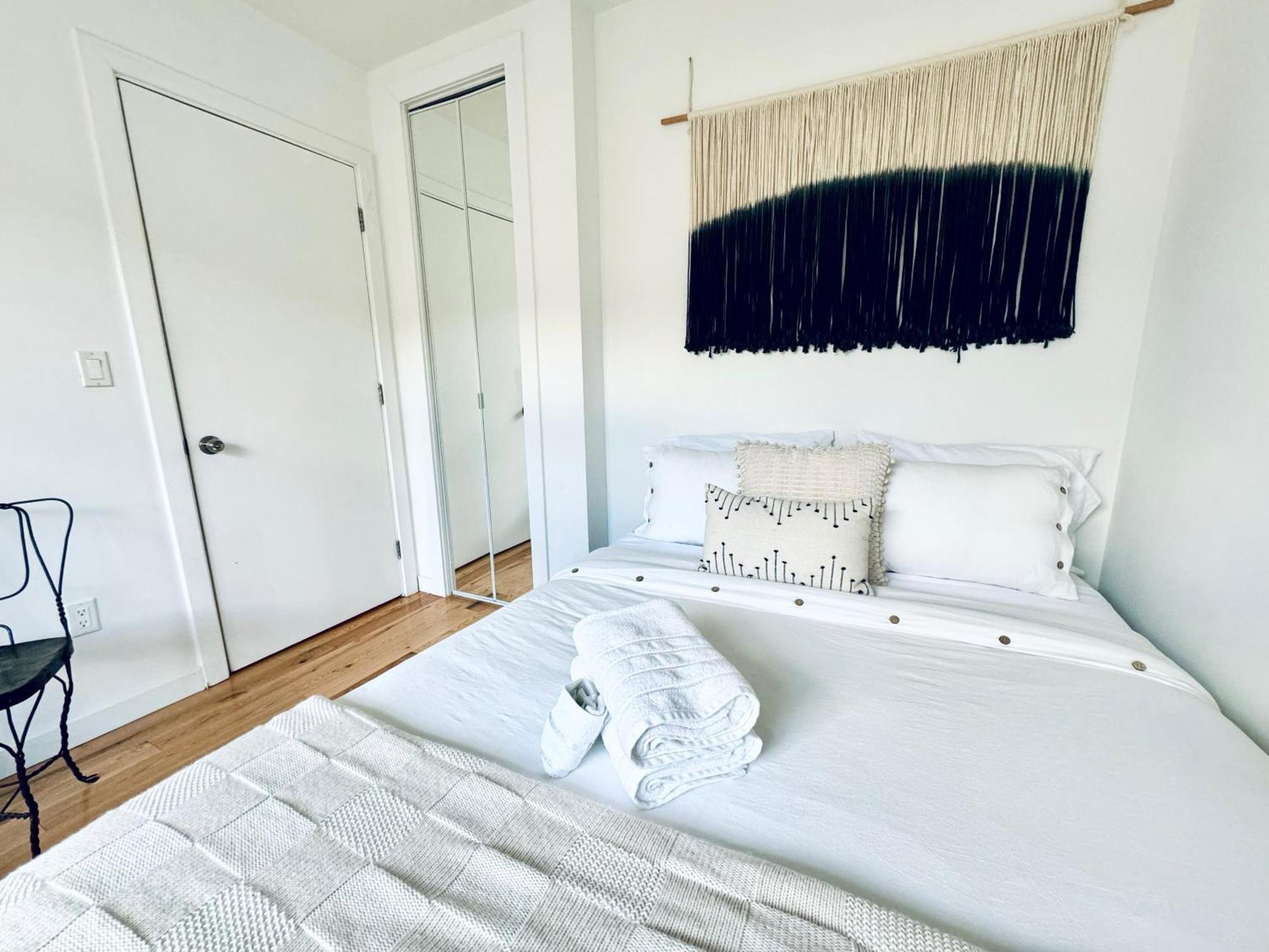 Stunning 3 Bedrooms Apartment *