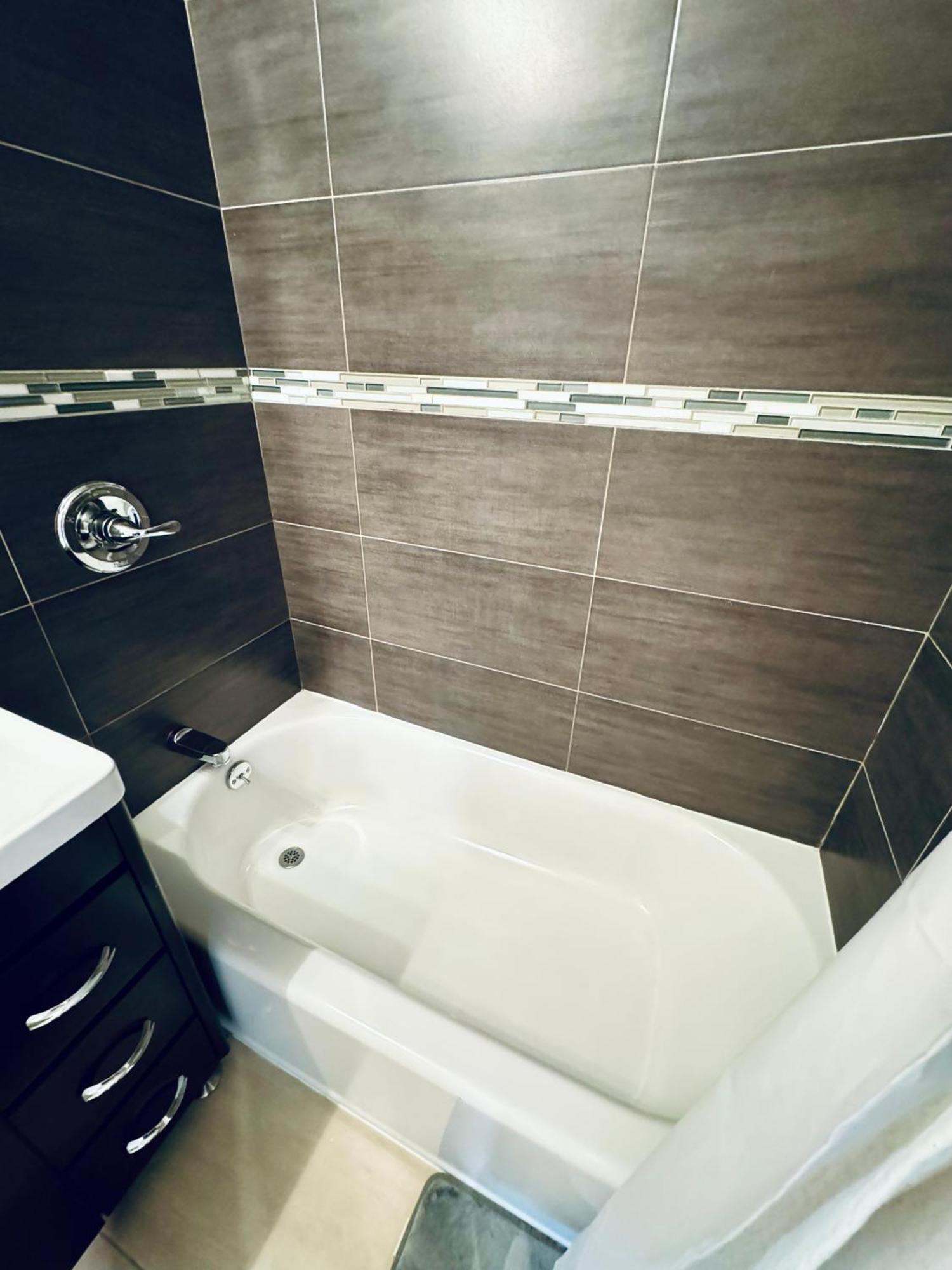 Stunning 3 Bedrooms Apartment *