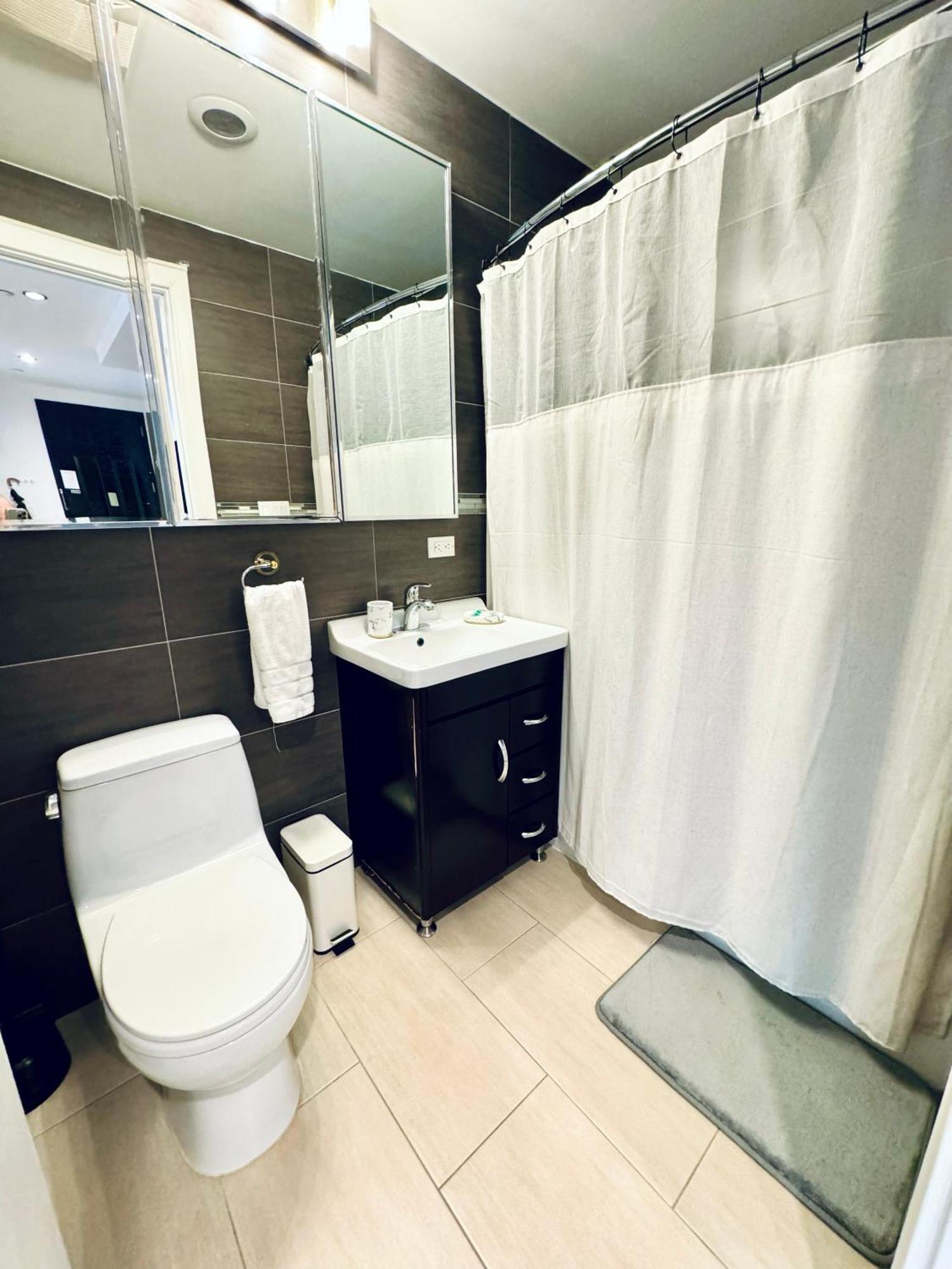 Stunning 3 Bedrooms Apartment *