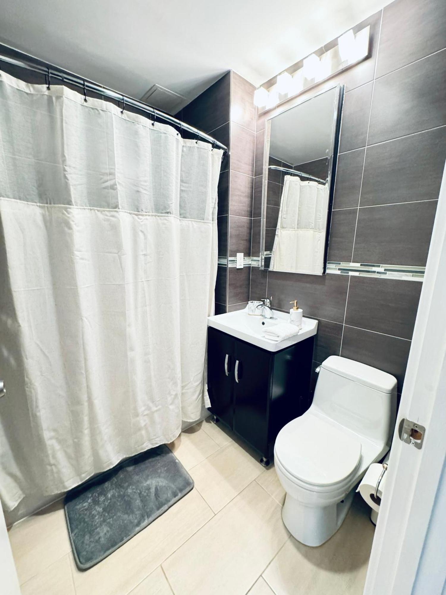 Apartment Stunning 3 Bedrooms *