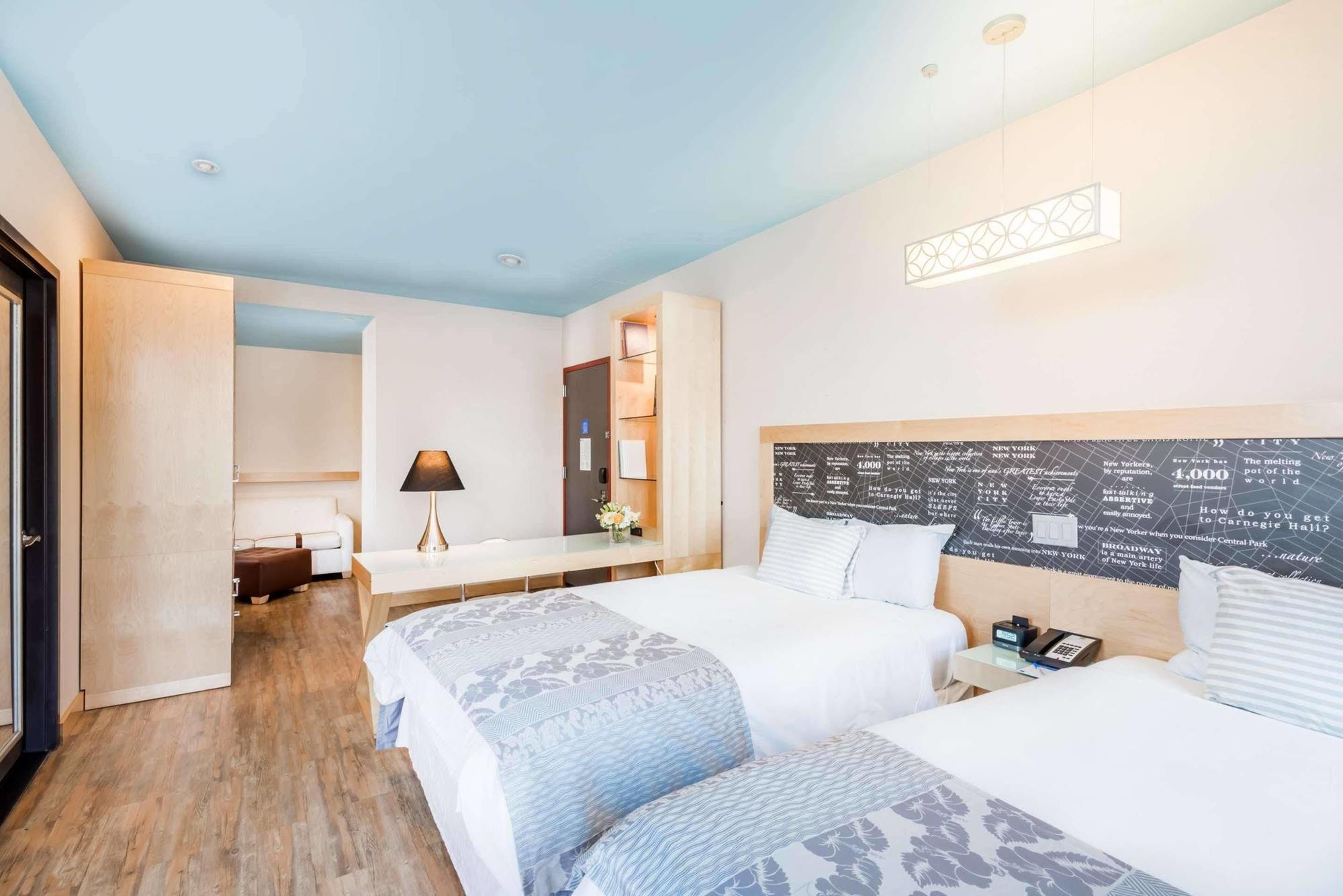 Courtyard Manhattan/times Square 3*