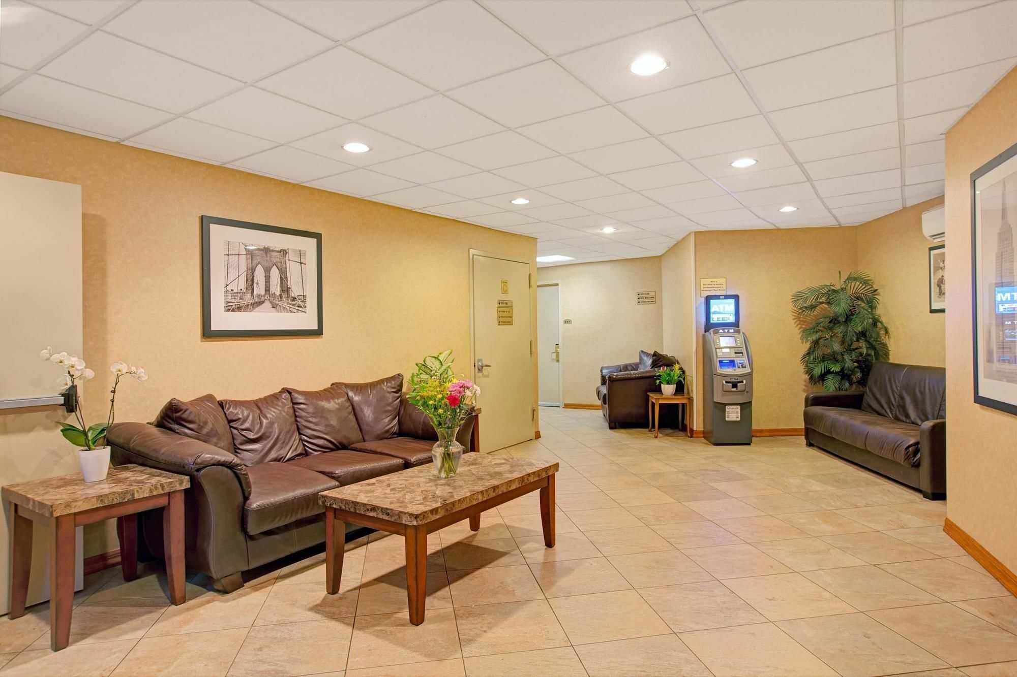 Hotel West Farms 2*
