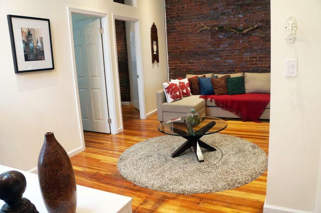 Garden Penthouse 70' - Astoria Apartment